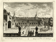 136025 Gezicht vanaf de trap naar de ingang van het huis op het voorplein van het kasteel Zuilenstein bij Amerongen met ...